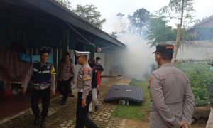 Polres Tanggamus dan Polsek Jajaran, Serentak Gelar Penyemprotan Jentik Nyamuk untuk Cegah DBD