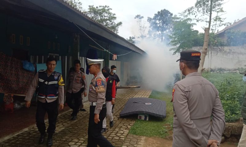 Polres Tanggamus dan Polsek Jajaran, Serentak Gelar Penyemprotan Jentik Nyamuk untuk Cegah DBD