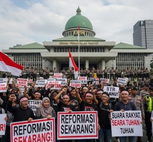 Aksi Demontrasi di Gedung DPR : Wakil Rakyat Yang Mulai ‘Tidak Waras’