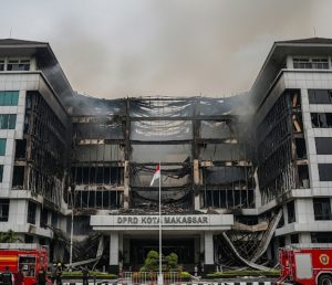 Kantor DPRD Makassar Dibakar Massa Aksi, Sejumlah Korban Berjatuhan