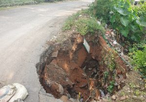 Waspada! Lubang Menganga di Tanggamus, Ancam Keselamatan Pengendara